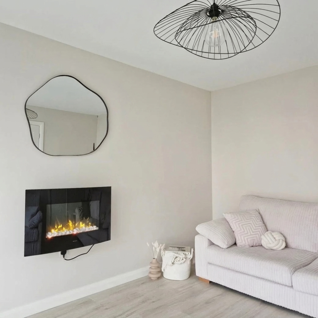Elegant Black Pendant Light with Adjustable Drop