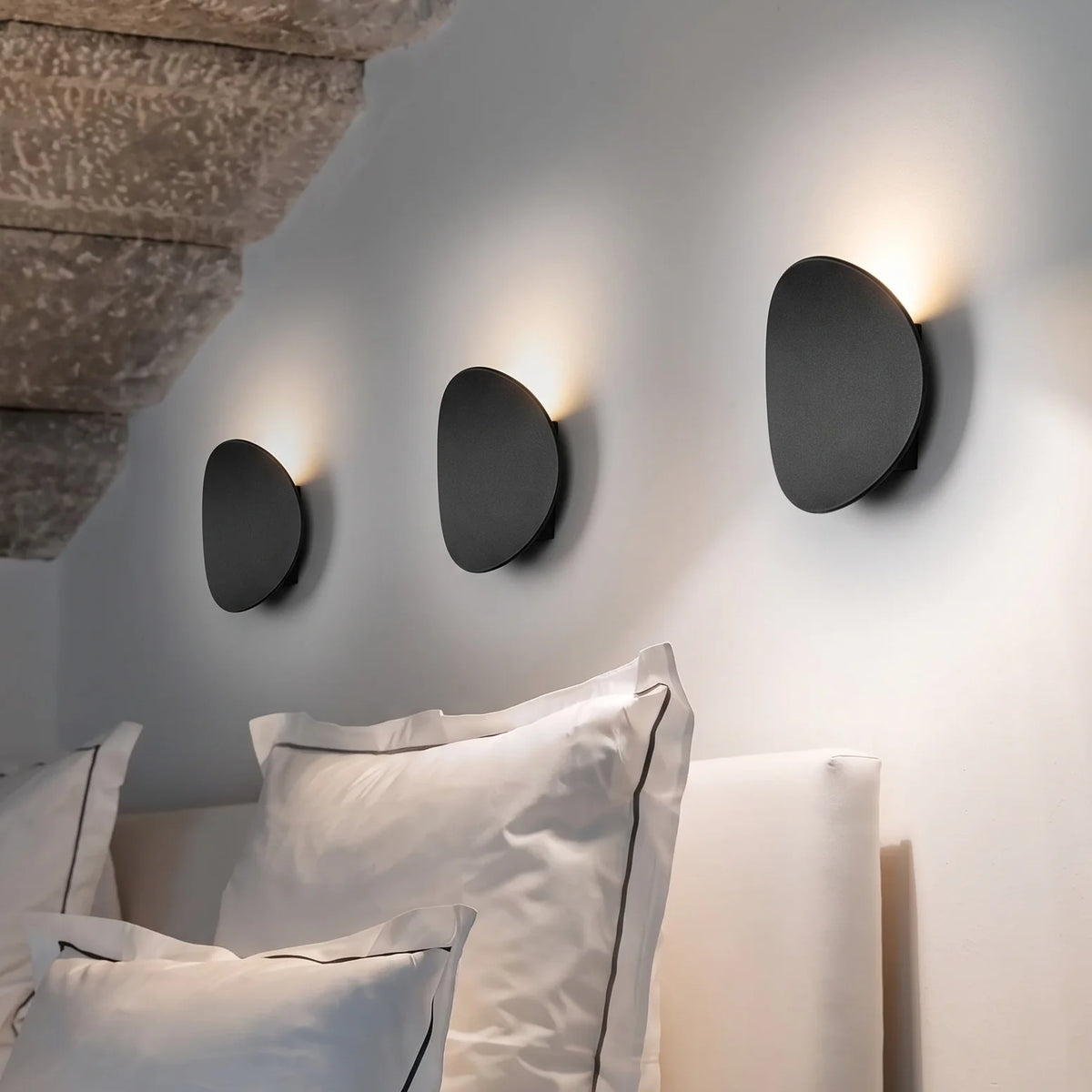 Sleek Aluminum Modern Wall Lamp with LED Light